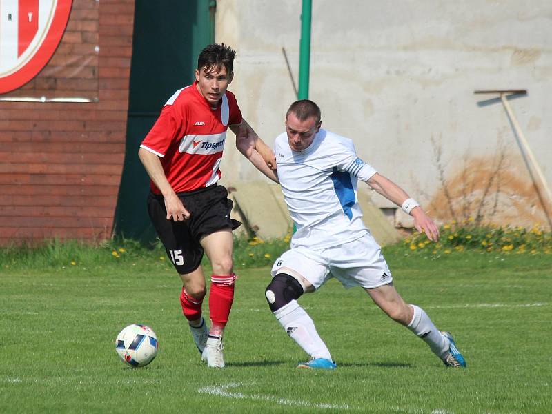 Záložní tým TJ Sušice (na archivním snímku hráči v bílých dresech) vyzrál na béčko Okuly Nýrsko, které porazil na jeho hřišti 4:2.