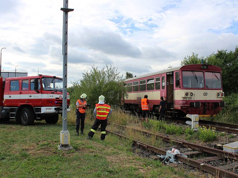 Střet vlaku a osobního auta v Klatovech.