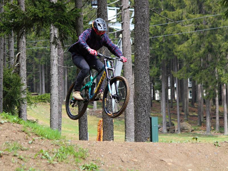 Zahájení sezony v bikeparku na Špičáku.