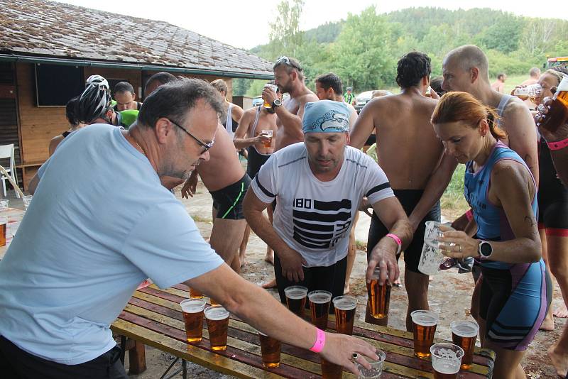 Tři disciplíny - plavání, kolo, běh. A čtyři piva. Chlistovský devátý ročník pivního triatlonu má vítěze.