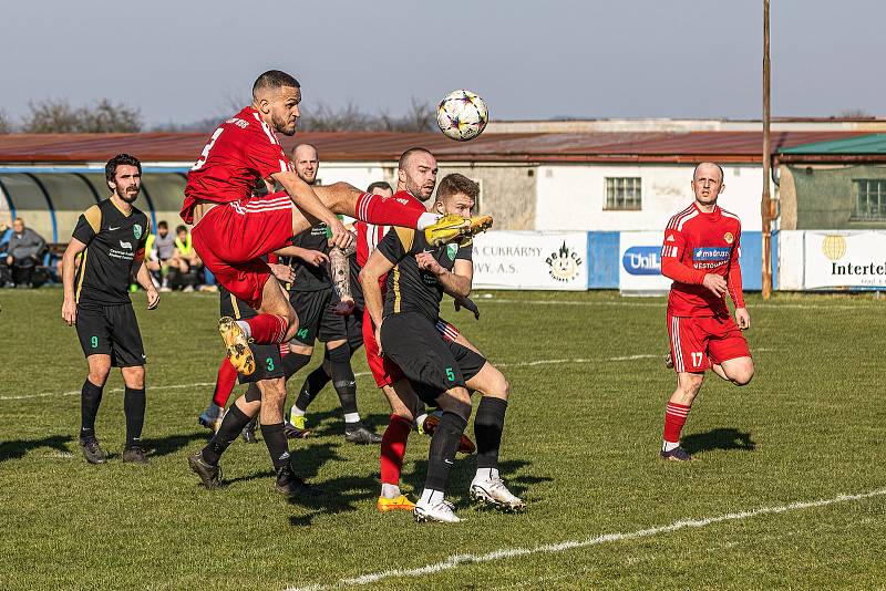 FORTUNA divize A (18. kolo): SK Klatovy 1898 (na snímku fotbalisté v červených dresech) - FK Slavoj Český Krumlov 0:2 (0:1).