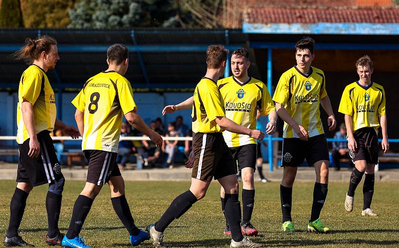 14. kolo I. B třídy: FK Horažďovice (žlutí) vs. Chanovice 3:2.