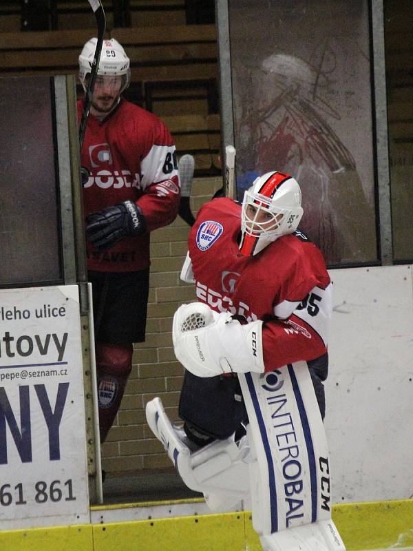 Zápas 2. ligy, skupiny Střed, HC Klatovy (červení) - NED Hockey Nymburk vyhráli domácí po nájezdech.