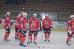 Hokejisté Klatovy (v červených dresech) podlehli ve druhém utkání play off druhé ligy skupiny Západ Klášterci nad Ohří 1:2 v prodloužení. Severočeši sérii vyhráli 2:0 a postoupili do dalších bojů. Pro Klatovy sezona skončila.