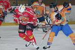 Hokejisté Klatovy (v červených dresech) podlehli ve druhém utkání play off druhé ligy skupiny Západ Klášterci nad Ohří 1:2 v prodloužení. Severočeši sérii vyhráli 2:0 a postoupili do dalších bojů. Pro Klatovy sezona skončila.