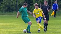 I. B třída, skupina B, 23. kolo: TJ Měcholupy (na snímku fotbalisté ve žlutých dresech) - TJ Pfeifer Chanovice (zelení) 1:3.