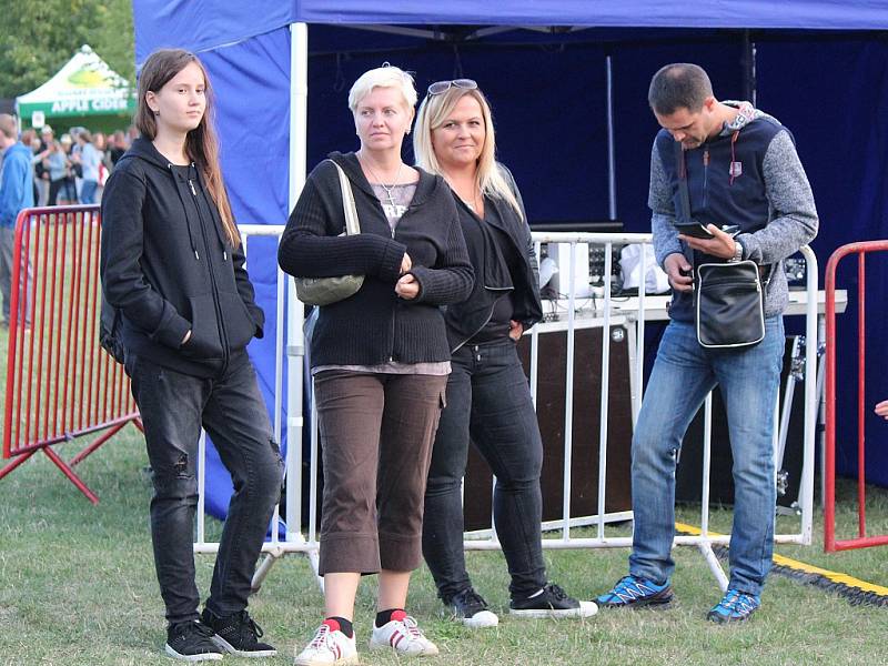 Během festivalu Open Air Lázně v Klatovech vystoupil zpěvák Ben Cristovao.