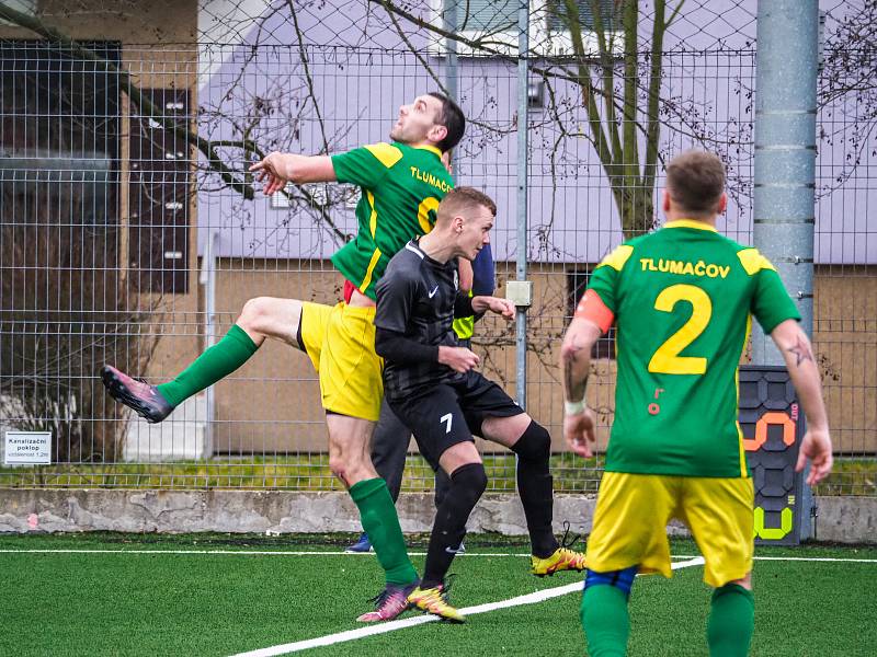 Krajský přebor (18. kolo): TJ START Tlumačov - FK Okula Nýrsko (na snímku fotbalisté v černých dresech) 2:2 (2:0).