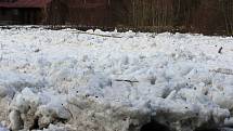 Kry a sníh v okolí řeky Otavy v Sušici.
