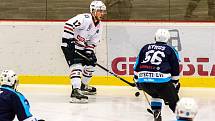 Hokejisté SHC Klatovy (na archivním snímku hráči v bílých dresech) podlehli ve 21. druholigovém kole mosteckým Lvům 1:3.
