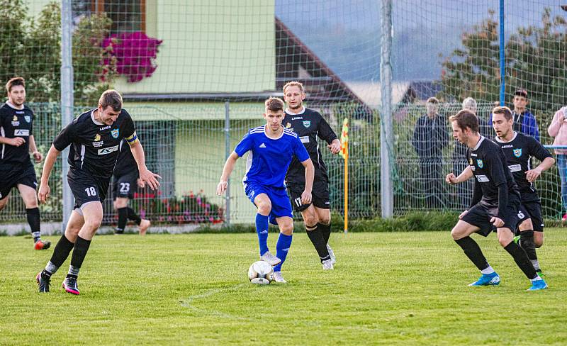 Fotbalisté TJ Měcholupy (na archivním snímku hráči v černých dresech ze zápasu letošní sezony proti SK Bolešiny) porazili oslabené Kasejovice 4:1.