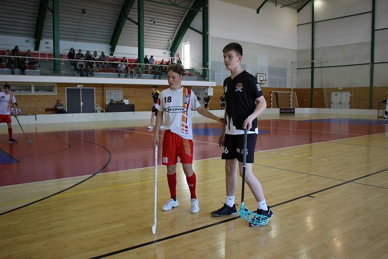 Florbaloví junioři Sport Clubu Klatovy (na snímku hráči v červenobílých dresech proti Rokycanům a černých dresech proti Slavii) získali tři body.