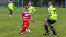 Fotbalisté FC Švihov (na archivním snímku hráči v červenobílých dresech) přejeli na domácím hřišti Tatran Dlouhá Ves 4:1.