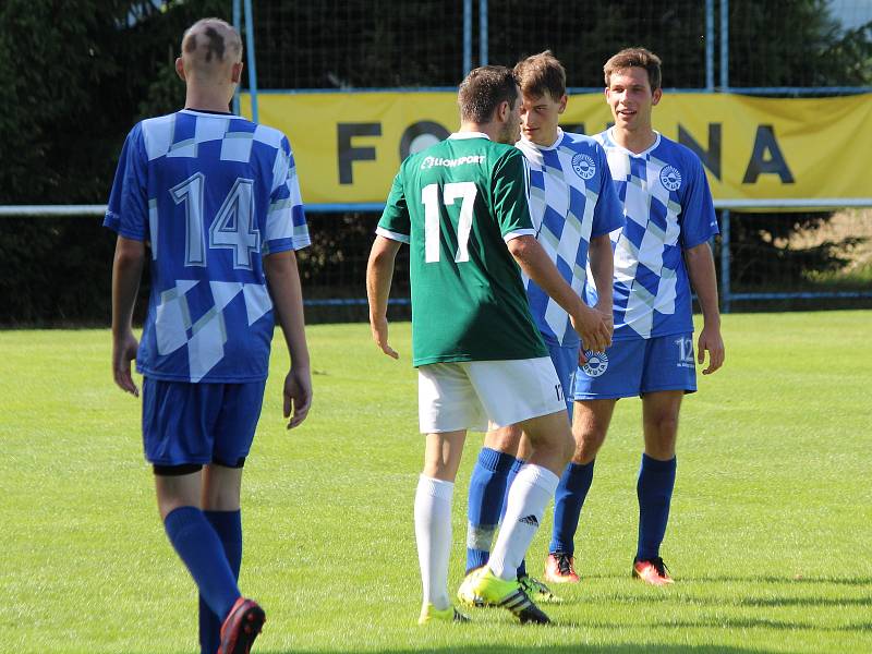 Fotbalisté FK Okula Nýrsko (na archivním snímku hráči v modrobílých dresech) doma porazili Bolevec, kouče ale zklamala předvedená hra.