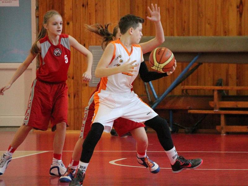 Oblastní přebor starších minižákyň U13: BK Klatovy (červené dresy) - BK Karpem Holýšov mix 34:50 a 43:50