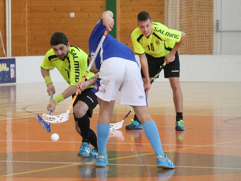 Karlovarská a Plzeňská liga mužů: FBC APM Automotive Kdyně - FK DDM Klatovy (ve žlutém) 2:19.