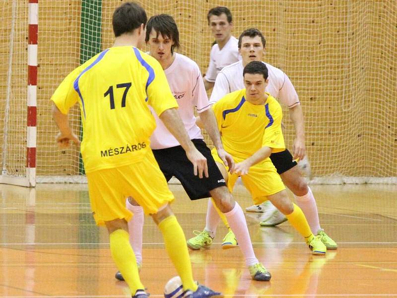 Celostátní liga ve futsalu Trivel Klatovy (ž) - Sádek 2:2.