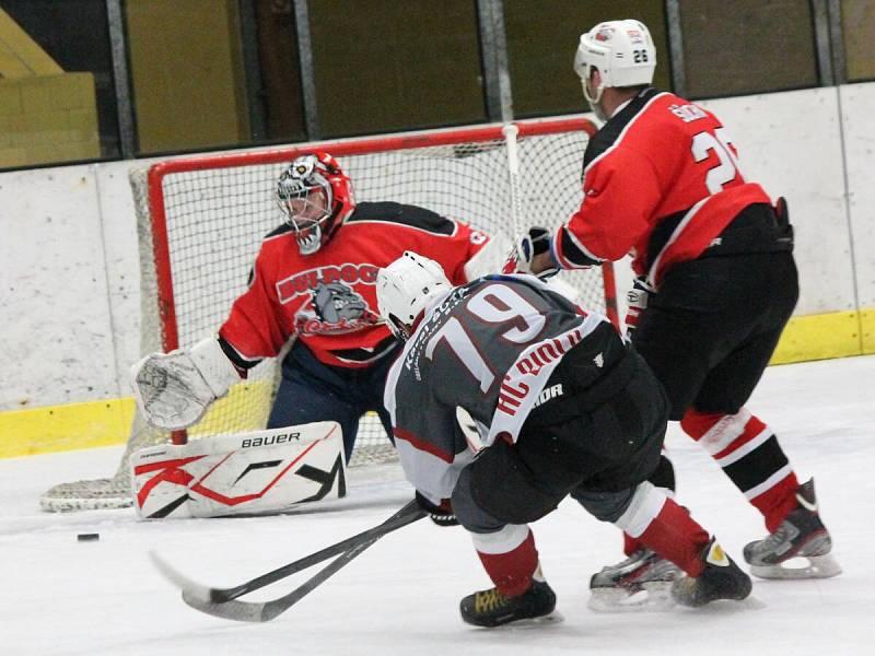 Krajská soutěž mužů: HC Bidlo Malá Víska (šedé dresy) - HC Buldoci Stříbro 10:3