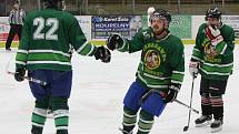 Tomahawk (na archivním snímku hráči v zelených dresech) v prvním kole nového ročníku Šumavské ligy amatérského hokeje prohrál 3:5.