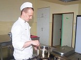 Student oboru kuchař–číšník Integrované střední školy v Klatovech Jakub Sazama si vylosoval jako téma pro vaření čočkovou polévku a znojemskou pečeni. 