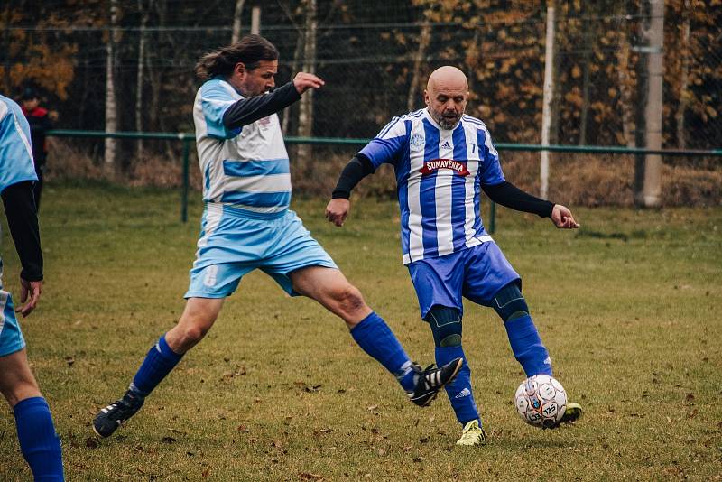 Fotbalisté TJ Sušice C (na archivním snímku hráči v tmavě modrých dresech) deklasovali na domácím hřišti Dešenice 7:1.