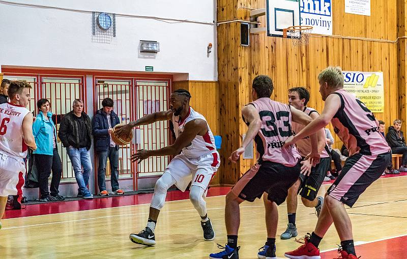 Basketbalisté BK Klatovy (na archivním snímku hráči v bílých dresech) začínají ve druhé lize doma se Sokolem Kbely a radotínskými Vlky.