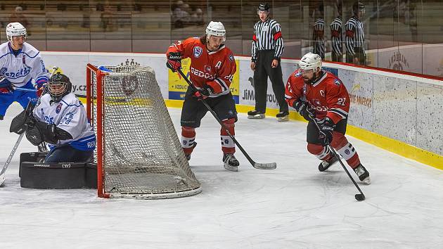 2. liga, skupina západ (nadstavba B, 3. kolo): SHC Klatovy (na snímku hráči v červených dresech) - HC Benátky nad Jizerou 5:4 po prodloužení.