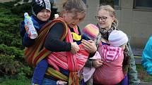 Maminky z Klatov se přidaly k týdnu nošení dětí.