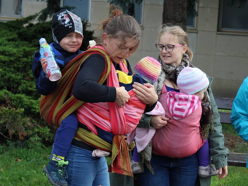 Maminky z Klatov se přidaly k týdnu nošení dětí.