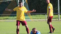 Janovice (na archivním snímku hráči ve žlutých dresech) porazily Chudenice 3:0.