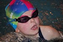 Při otevřených závodech neregistrovaných plavců na pětadvacetimetrové  prsařské trati v klatovském krytém bazénu zaplavala v kategorii dívek ročníku narození 2001 a mladších druhý nejlepší čas šestiletá  Klárka Marešová z Neznašov.
