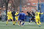 Fotbalisté FK Robstav (na archivním snímku hráči ve žlutých dresech) vyhráli v Praze na Motorletu (modré dresy) 3:2.