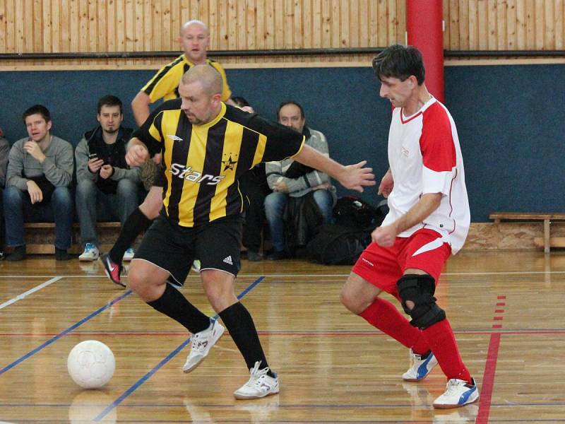 Zimní amatérská liga: Draci Klatovy (bíločervené dresy) - FC BS Stars Klatovy 4:4