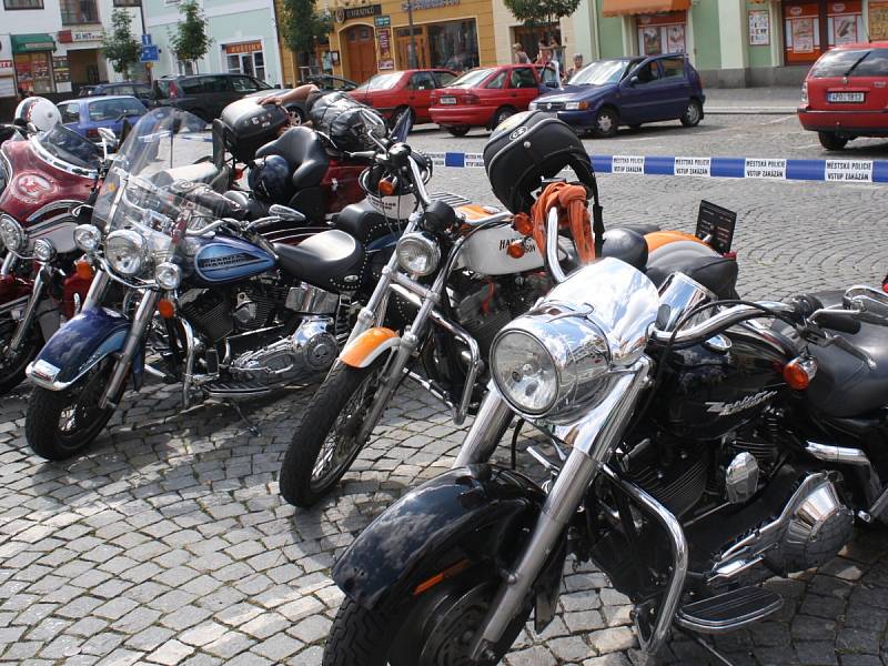 Start prvního ročníku vyjížďky 500 mil Bohemia za účasti 130 jezdců na Harley - Davidson a Buell