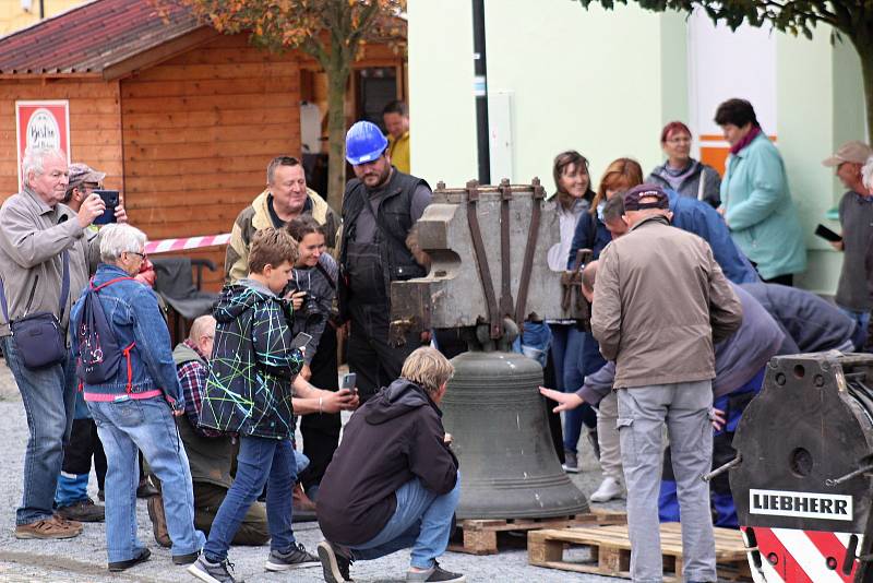 Sundávání zvonů z kostela sv. Markéty v Kašperských Horách.