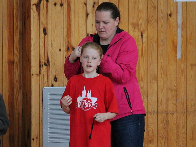 Nejmladší minižákyně U11 - kvalifikace o národní finále: BK Klatovy (bílé dresy) - BK Lokomotiva Karlovy Vary 58:14