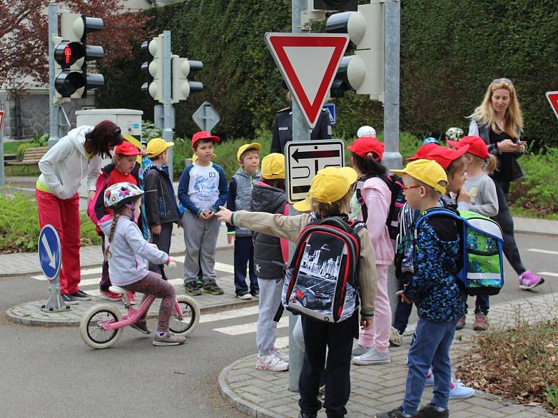 Děti ze školky se učily dopravní výchovu.