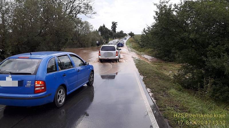 Rozlitý rybníček u Radobyčic.