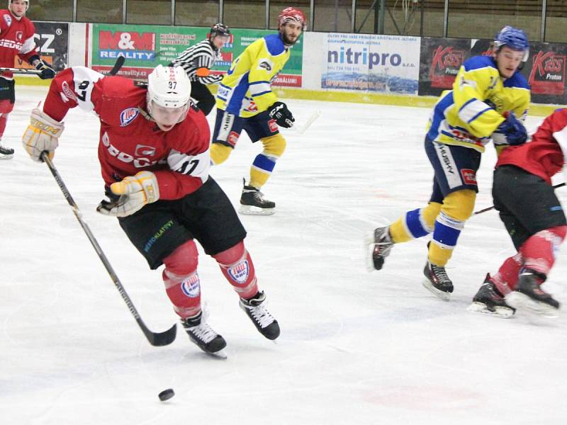 Třetí čtvrtfinále play-off druhé ligy: SHC Klatovy (červené dresy) - HC Kobra Praha 7:3