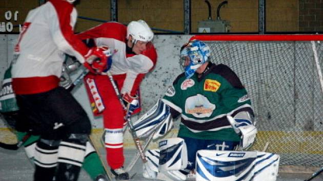 Hokejisté Lub porazili v sobotním utkání devátého kola okresního přeboru mužů Bohemia Lion Cup na klatovském ledě své hosty z domažlické Flóry vysoko 10:1.  