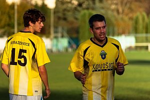 Fotbalisté FK Horažďovice (na archivním snímku hráči ve žlutých dresech) deklasovali doma Mochtín 5:0 a první místo mají na dosah.