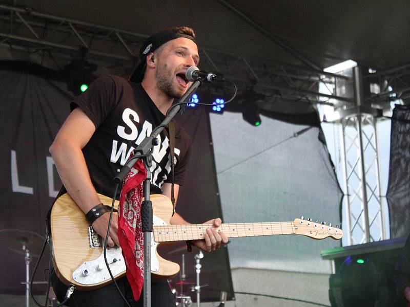 Během festivalu Open Air Lázně v Klatovech vystoupil zpěvák Ben Cristovao.