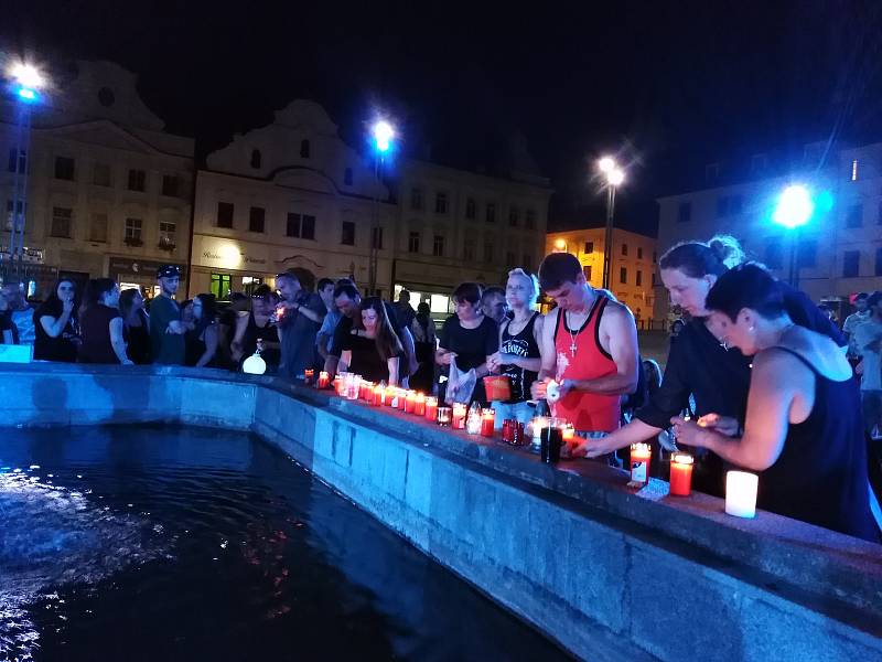 Lampionový průvod na památku mladého taxikáře v Klatovech.