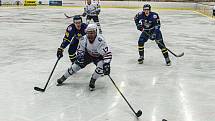 18. kolo západní konference 2. ligy: SHC Klatovy (na snímku hokejisté v bílých dresech) - HC Slovan Ústí nad Labem 0:2.