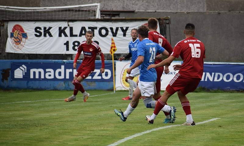 Fotbalisté SK Klatovy 1898 (na archivním snímku hráči v červených dresech) porazili po velkém boji béčko TJ Jiskra Domažlice (modří) 2:1.