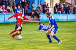 Fotbalisté TJ Start Luby B (na archivním snímku hráči v červených dresech) porazili ve šlágru 4. kola okresního přeboru Tatran Dlouhou Ves 3:0.