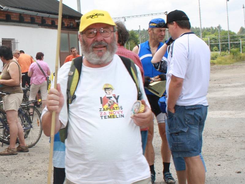 Protestní akce Na kole a pěšky ohroženou krajinou. 