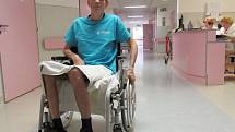 Pacient Vladimír Kavale vyzkoušel nový vozík.