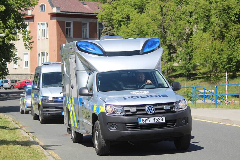 K mezinárodnímu dni sester přijeli popřát policisté a hasiči do Klatovské nemocnice.