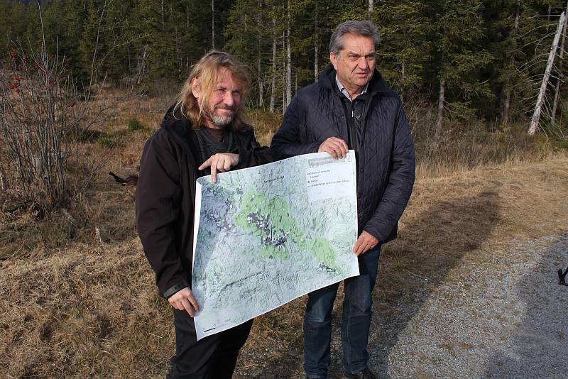 Ředitelé národních parků Šumava a Bavorský les Pavel Hubený  (vlevo) a Franz Leibl představili výsledky výzkumu populace tetřeva.